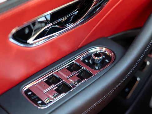 Used 2026 Bentley Flying Spur Plug-In Hybrid AWD/4WD image 12