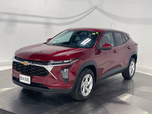 Used 2024 Chevrolet Trax LS w/ LS Convenience Package image 8