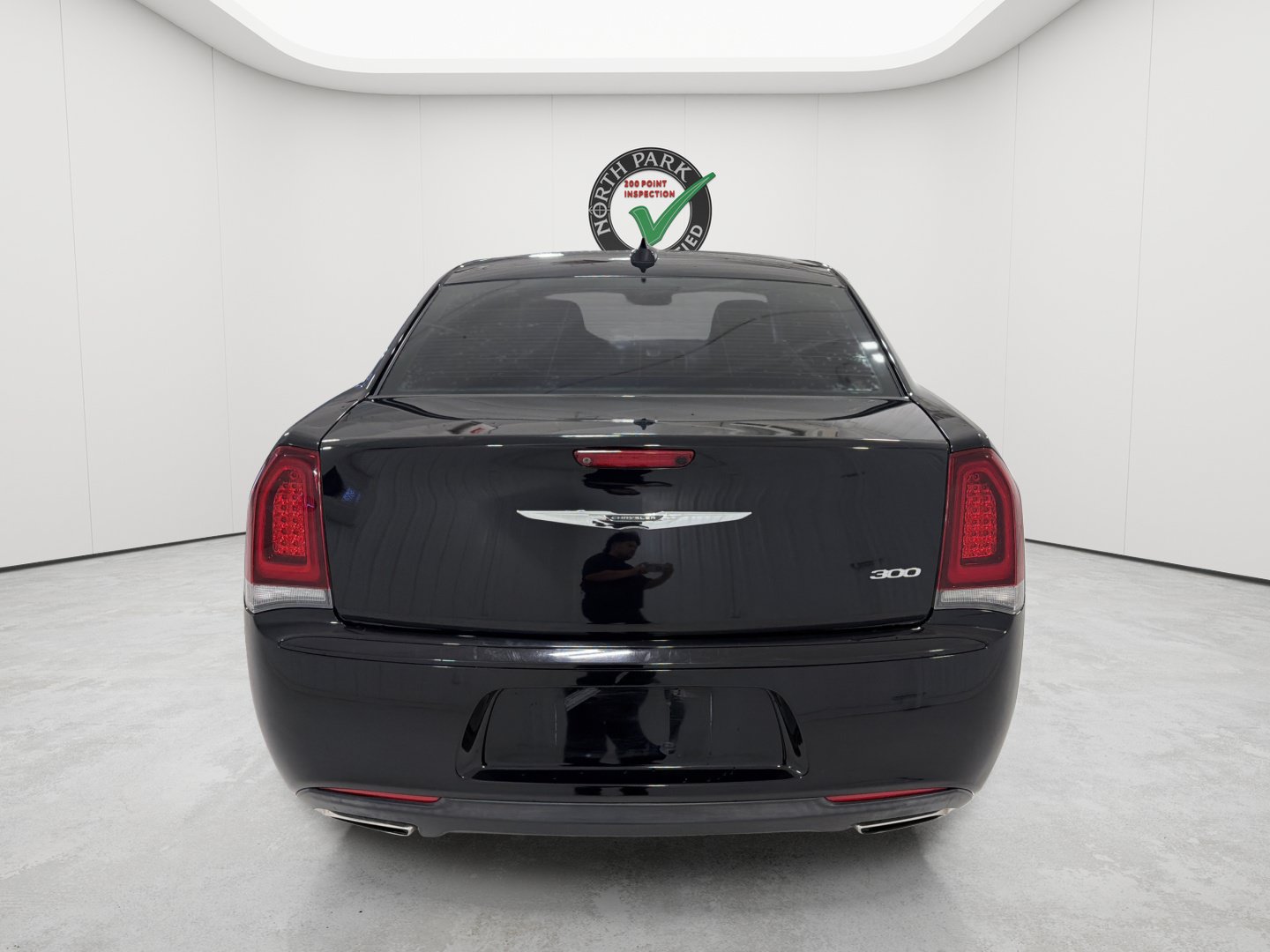 Used 2019 Chrysler 300 Touring w/ Sport Appearance Package RWD image 4