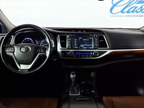 Used 2018 Toyota Highlander Limited image 11