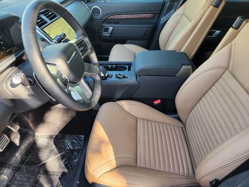 Used 2024 Land Rover Discovery Dynamic SE image 13