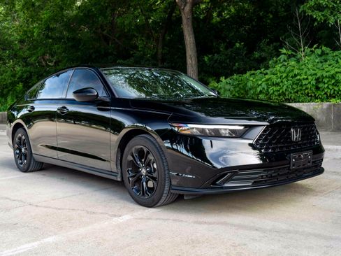Used 2025 Honda Accord SE image 2