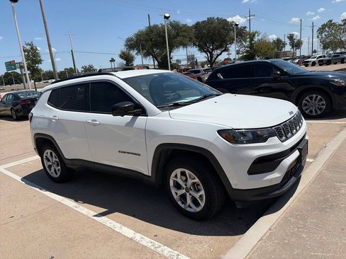 Used 2025 Jeep Compass Latitude w/ Convenience Group AWD/4WD image 5