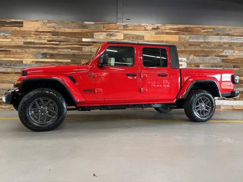 Used 2024 Jeep Gladiator Sport AWD/4WD image 50