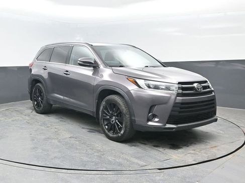 Used 2019 Toyota Highlander SE image 2