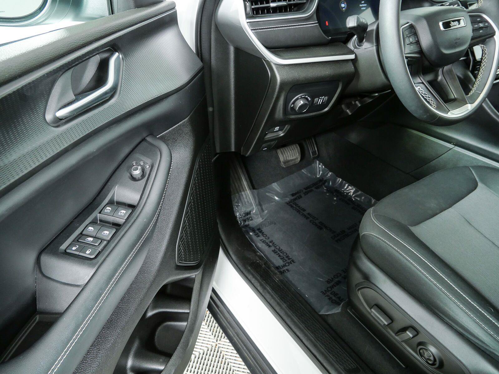 Used 2023 Jeep Grand Cherokee Laredo X AWD/4WD image 9