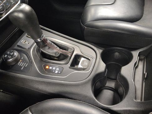 Used 2019 Jeep Cherokee Trailhawk AWD/4WD image 26