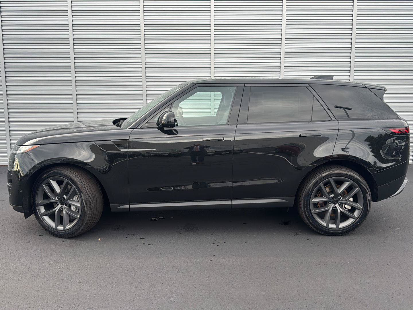 New 2027 Land Rover Range Rover Sport SE AWD/4WD image 2