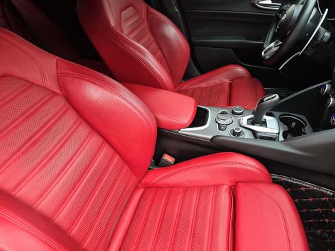 Used 2022 Alfa Romeo Giulia Veloce RWD image 19