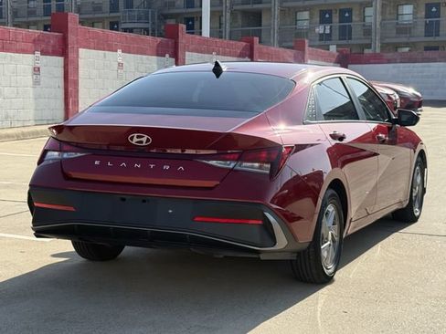 Used 2025 Hyundai Elantra SE FWD image 4