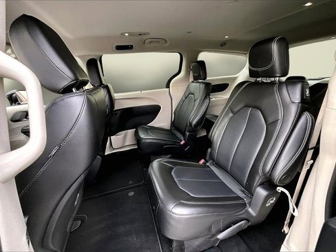 Certified 2024 Chrysler Pacifica Touring-L image 21