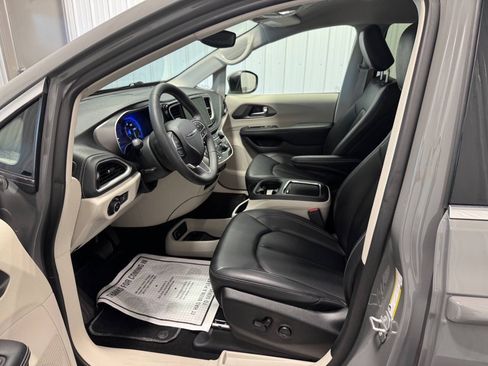 Used 2023 Chrysler Pacifica Touring-L FWD image 10