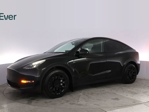 Used 2023 Tesla Model Y Long Range image 18