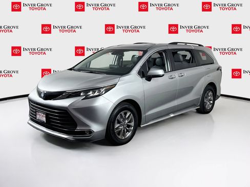 Used 2023 Toyota Sienna XLE FWD image 1