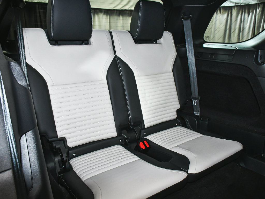 Used 2024 Land Rover Discovery Dynamic SE AWD/4WD image 62