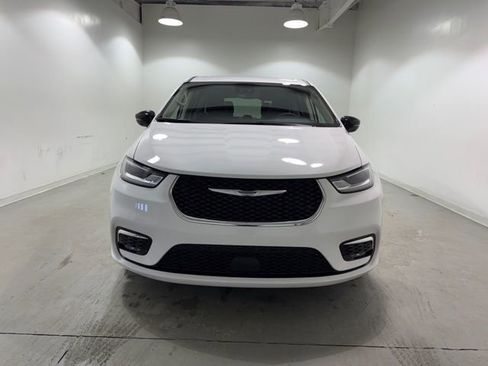 Used 2024 Chrysler Pacifica Touring-L image 2