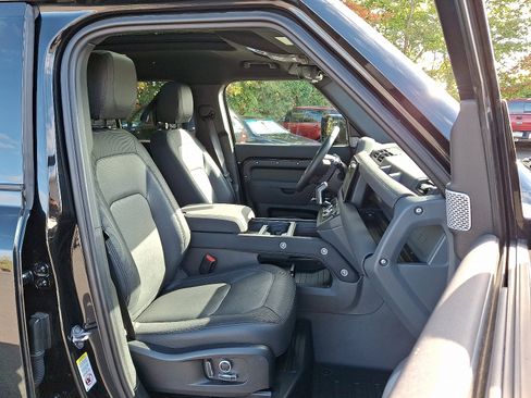 Used 2023 Land Rover Defender 130 X-Dynamic SE image 3