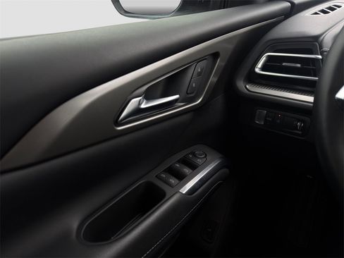 Used 2025 Chevrolet Traverse LT image 25