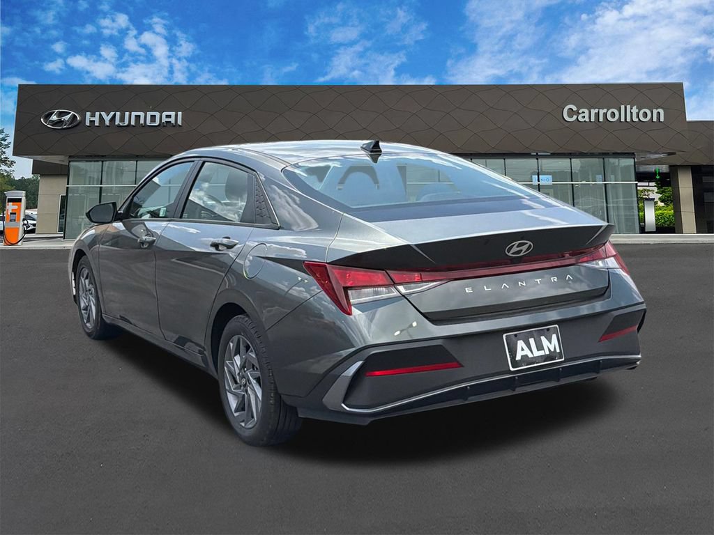 Used 2024 Hyundai Elantra SEL FWD image 7