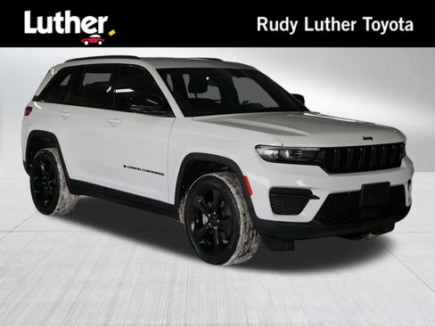 Used 2022 Jeep Grand Cherokee Altitude image 1