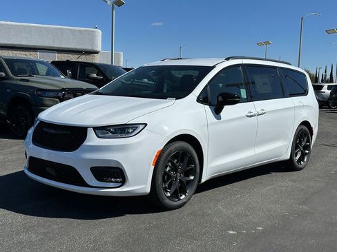 New 2026 Chrysler Pacifica Select image 2