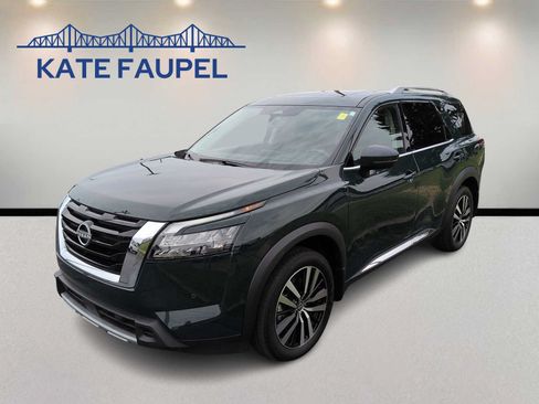 Used 2025 Nissan Pathfinder Platinum FWD image 3