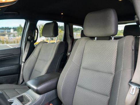 Used 2020 Jeep Grand Cherokee Laredo AWD/4WD image 5