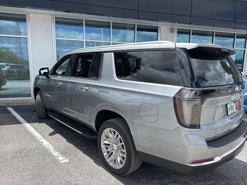 Used 2025 Chevrolet Suburban LT w/ Comfort Package RWD image 4