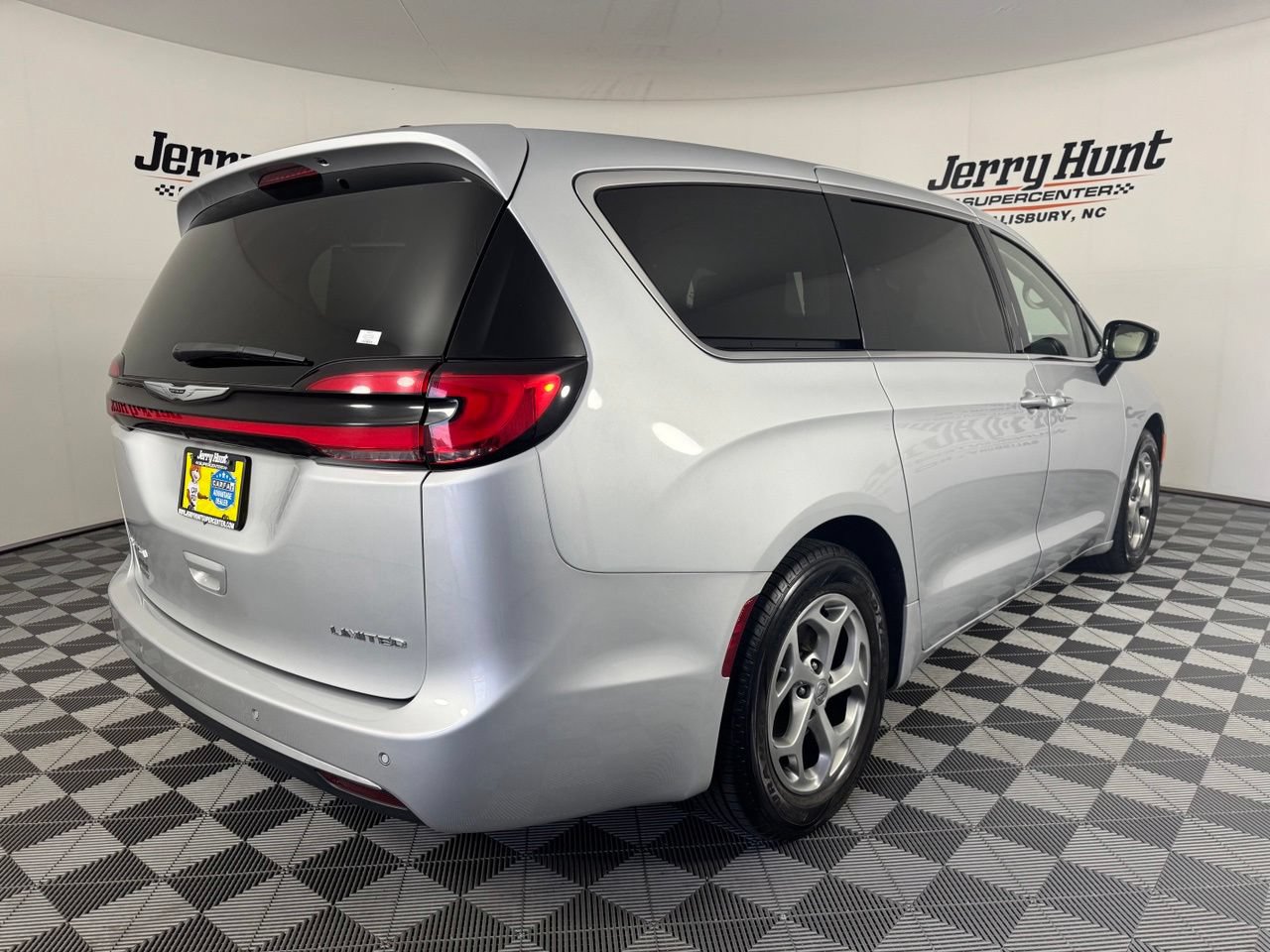 Used 2024 Chrysler Pacifica Limited FWD image 6