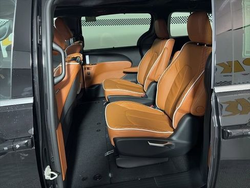 New 2026 Chrysler Pacifica Pinnacle AWD/4WD image 18