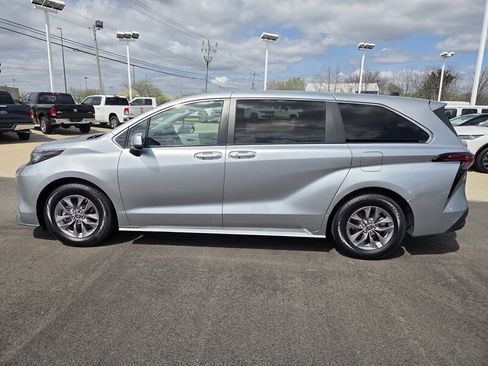 Used 2021 Toyota Sienna LE image 6