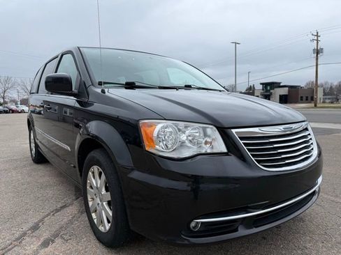 Used 2015 Chrysler Town & Country Touring image 3