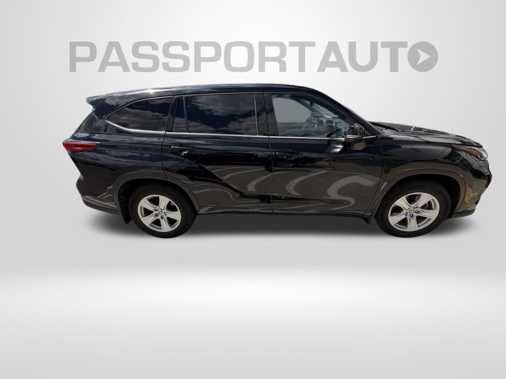 Used 2021 Toyota Highlander LE AWD/4WD image 8