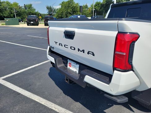 Certified 2025 Toyota Tacoma SR5 AWD/4WD image 9