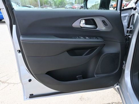 New 2026 Chrysler Pacifica Select image 7