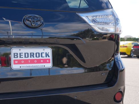 Used 2020 Toyota Sienna SE Premium w/ Nightshade Edition FWD image 10