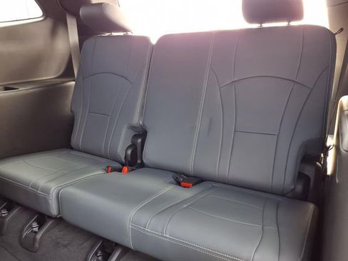 Used 2023 Buick Enclave Essence image 8