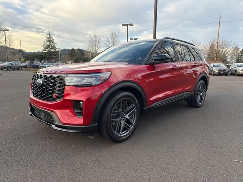 Used 2025 Ford Explorer ST image 3