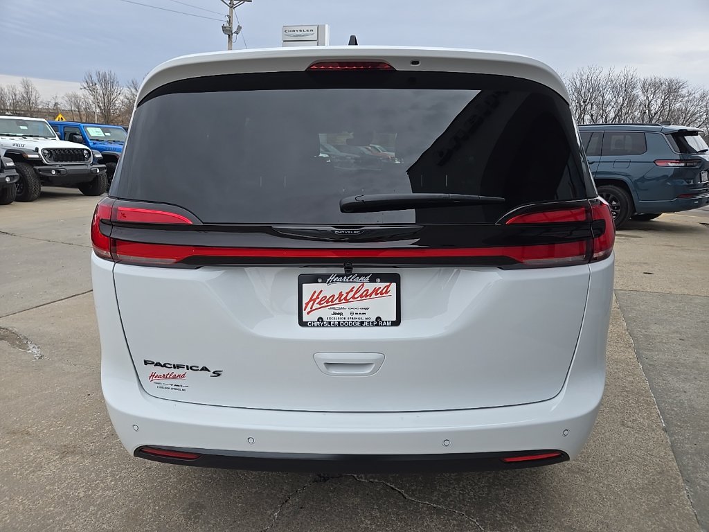 New 2026 Chrysler Pacifica Select w/ S Appearance Package FWD image 11