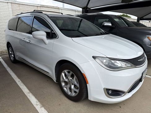 Used 2017 Chrysler Pacifica Touring-L w/ Tire & Wheel Group image 2