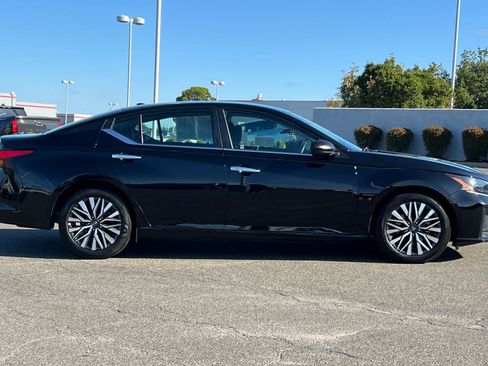 Used 2025 Nissan Altima 2.5 SV FWD image 6