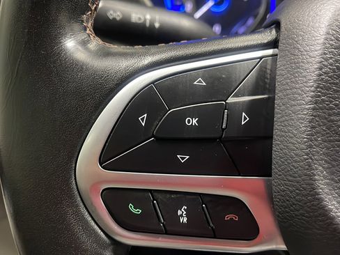 Used 2020 Chrysler Pacifica Touring-L FWD image 6