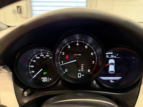 Used 2024 Porsche Macan AWD/4WD image 27