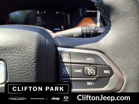 Certified 2025 Jeep Compass Limited w/ Elite Group AWD/4WD image 23