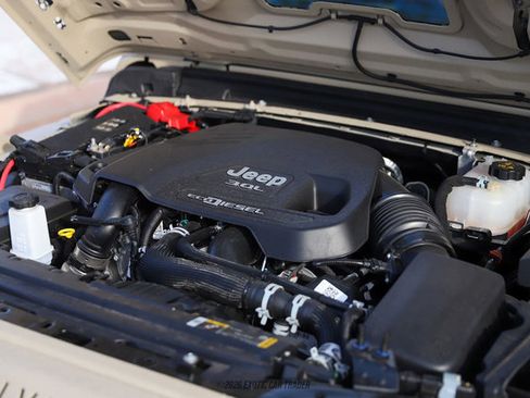 Used 2023 Jeep Gladiator Sport image 15