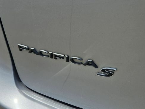 Used 2021 Chrysler Pacifica Touring w/ S Appearance Package FWD image 11