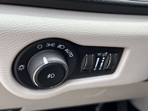 Used 2024 Chrysler Pacifica Touring-L FWD image 26