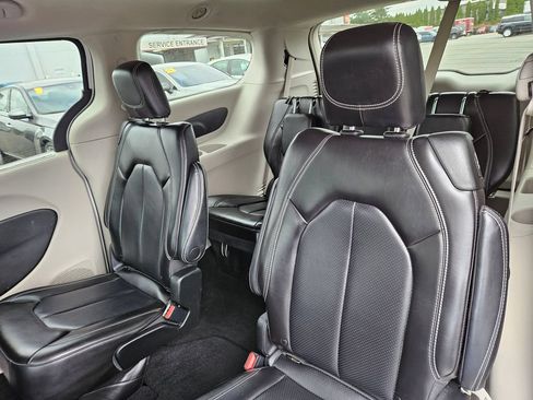 Used 2023 Chrysler Pacifica Touring-L FWD image 15