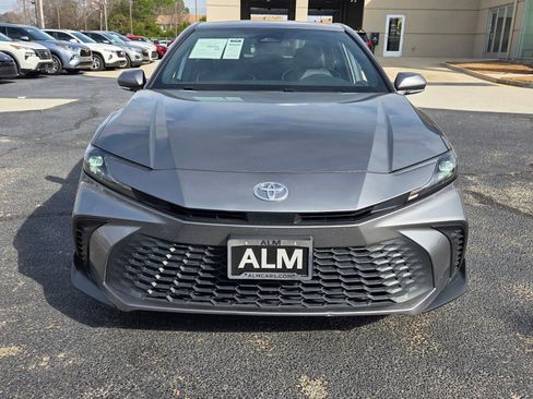 Used 2025 Toyota Camry SE image 2