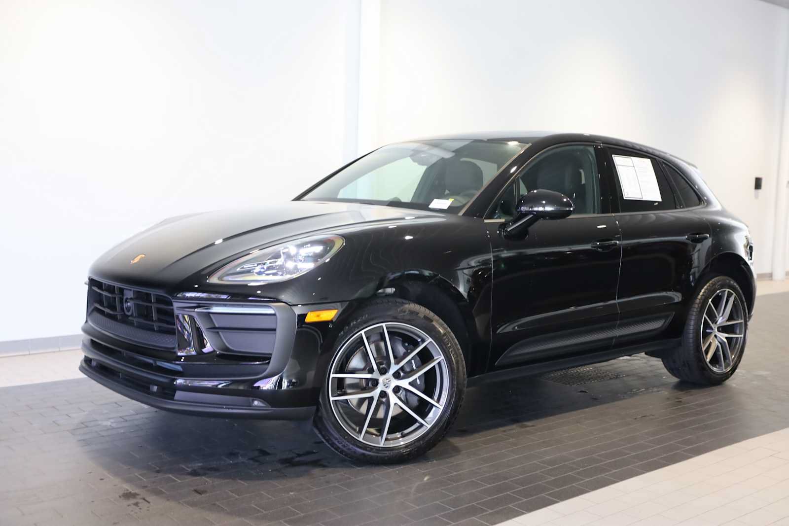 Used 2025 Porsche Macan AWD/4WD image 1